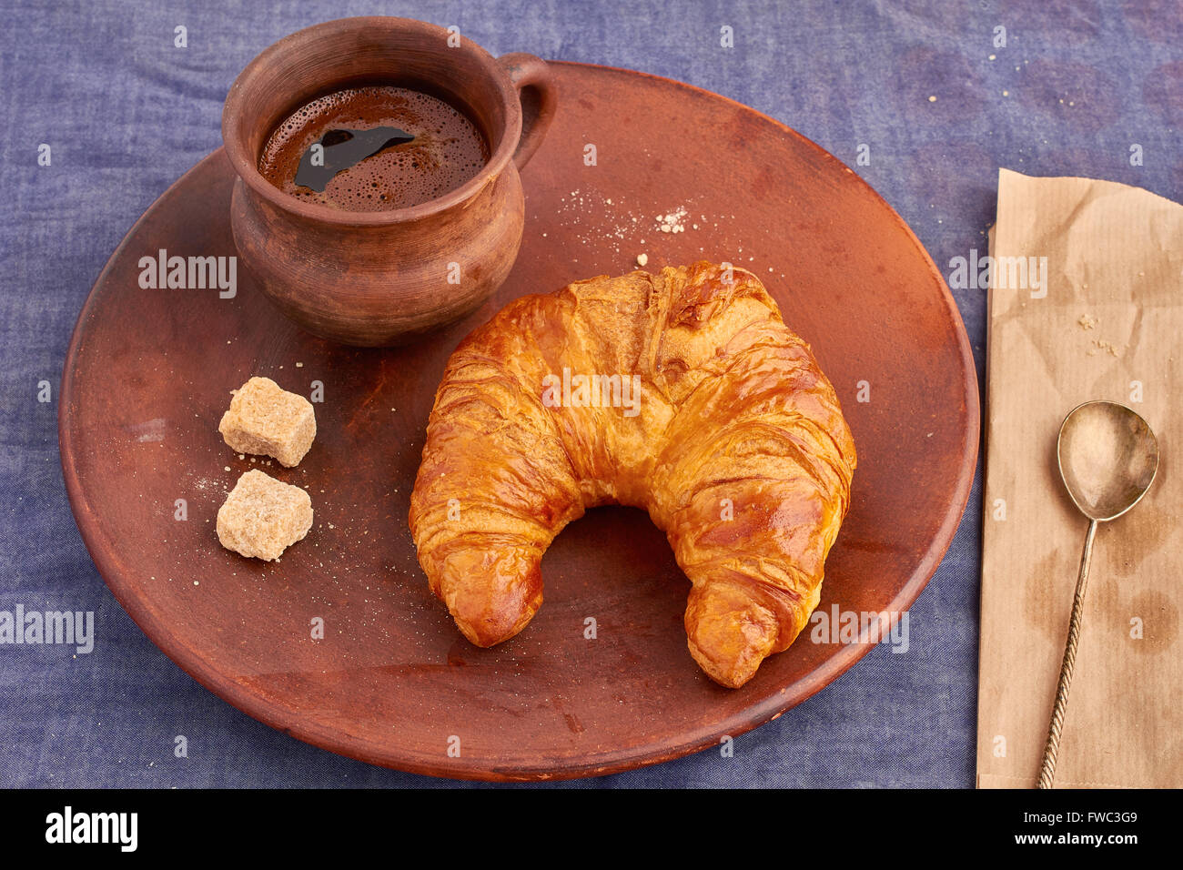 Cornetto e una tazza di caffè Foto Stock