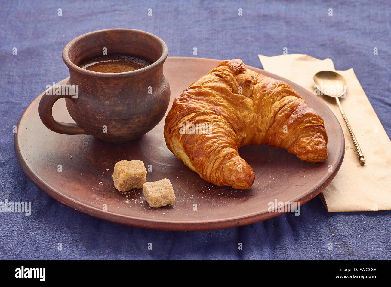 Cornetto e una tazza di caffè Foto Stock