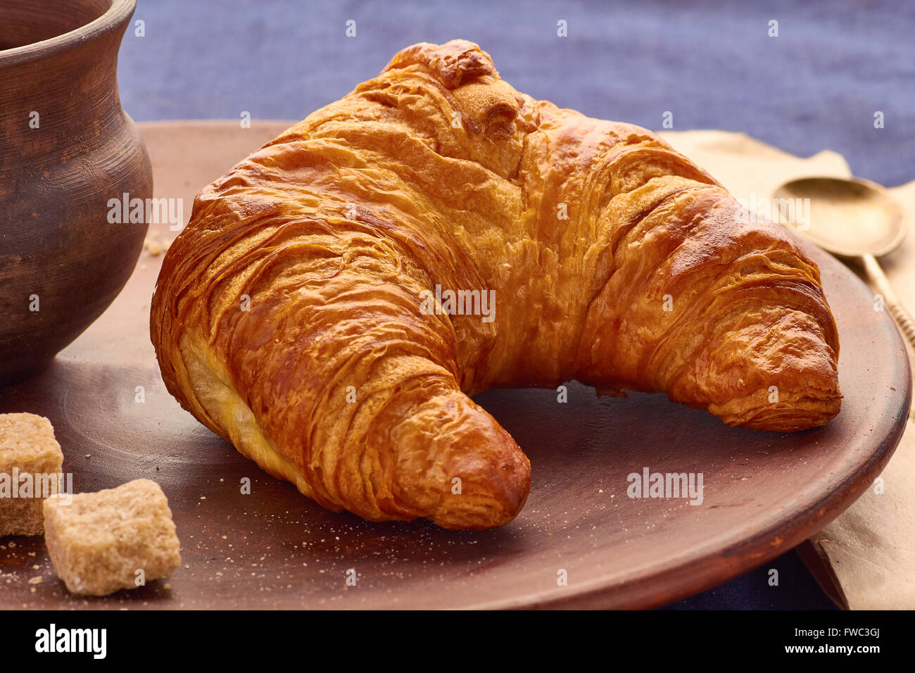 Cornetto e una tazza di caffè Foto Stock