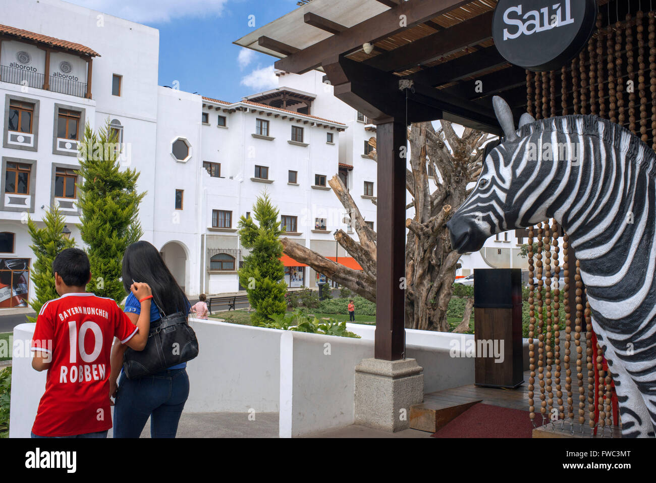 Paseo Cayalá shopping mall, Città del Guatemala. Saul ristorante. Paseo Cayala è una splendida piscina di complesso di negozi e ristorante Foto Stock