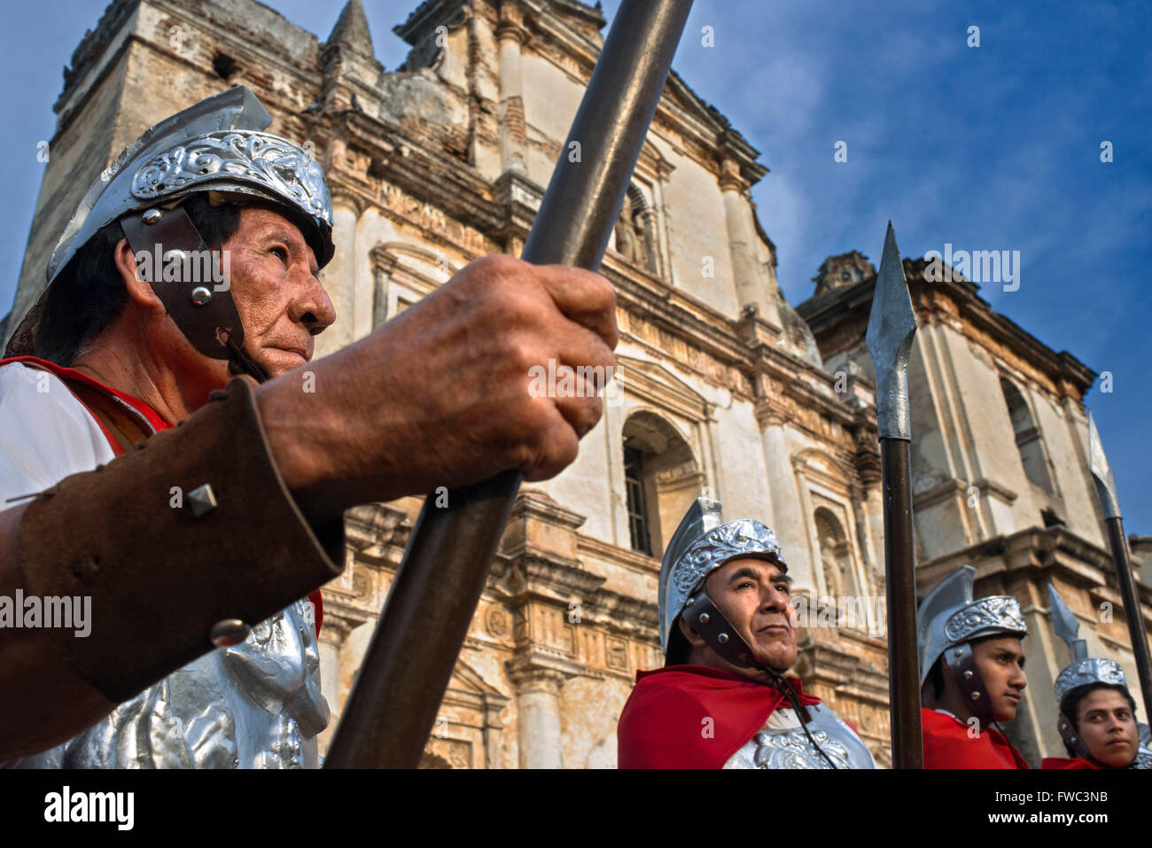 Uomini vestiti come legionari romani conducono il Gesù Nazareno del Milagro processione durante la pasqua settimana santa in Antigua Guatemala. J Foto Stock