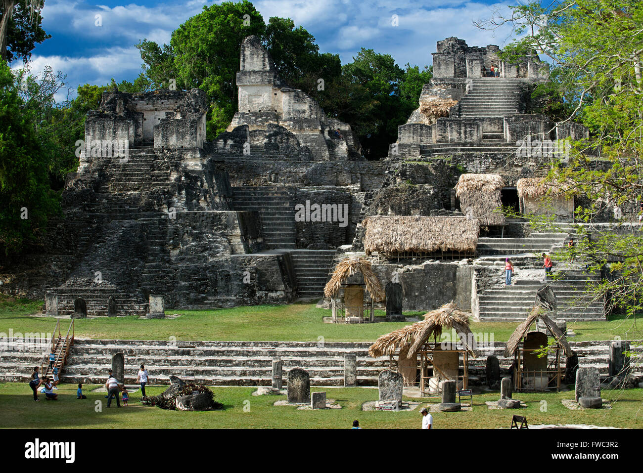 Rovine di Tikal (Sito UNESCO), Guatemala. Acropoli centrale. Precolombiana sito maya di Tikal, El Peten Parco Nazionale, Guatemala, un Foto Stock