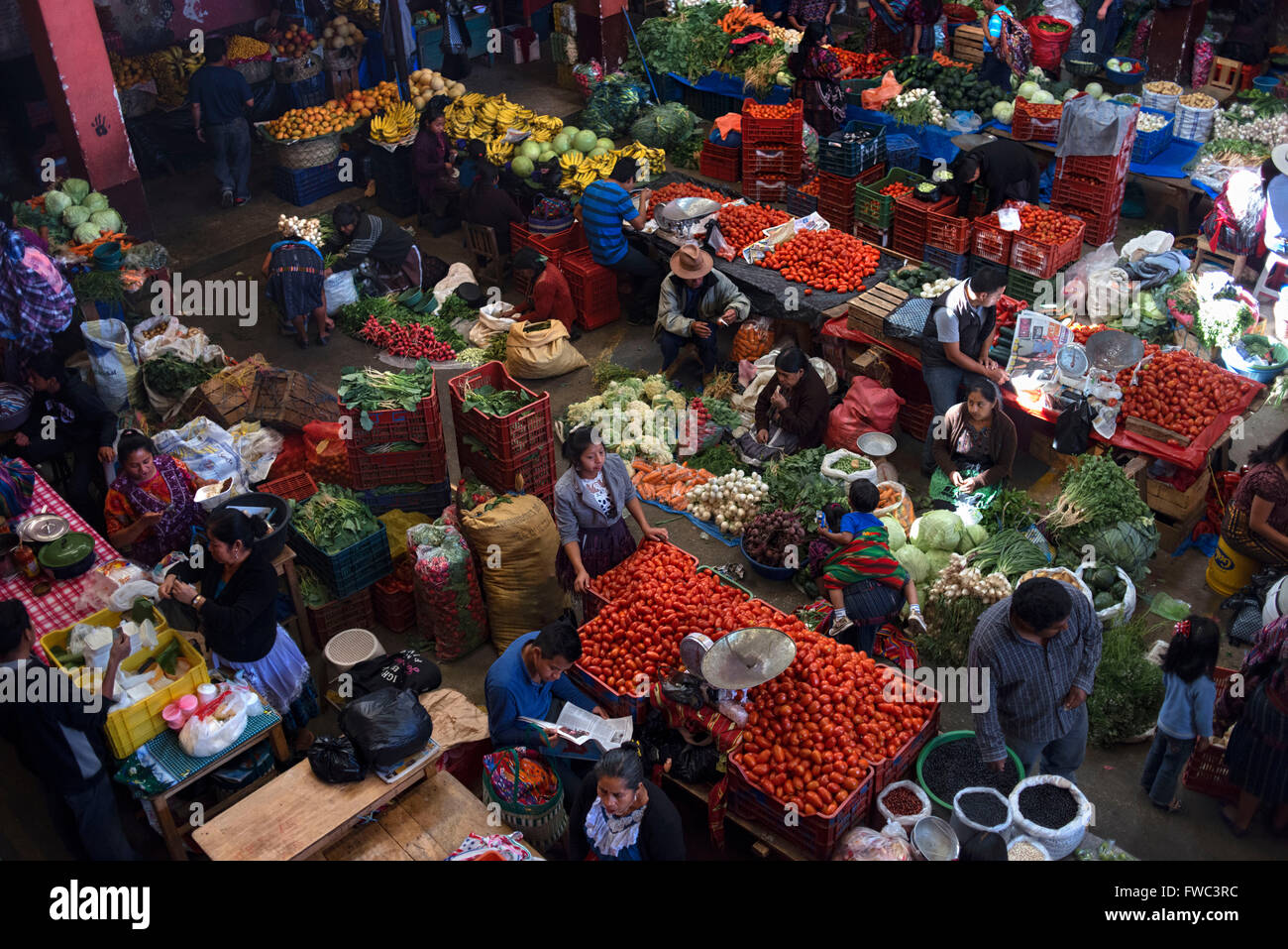 Piscina di vegetali e frutta, mercato Chichicastenango, Guatemala, America Centrale Foto Stock