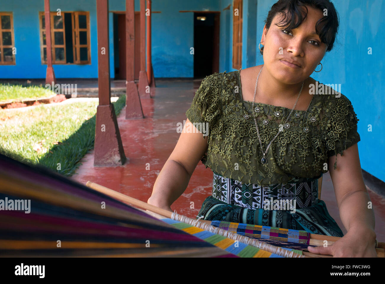Una donna maya tz'utujile lavorando in textil in San Juan de la Laguna, Sololá, Guatelama. Foto Stock