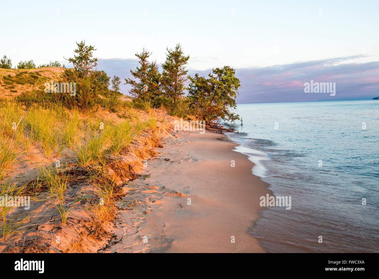 Il sole sorge sopra il lago Michigan a Sleeping Bear National Lakeshore, MI Foto Stock