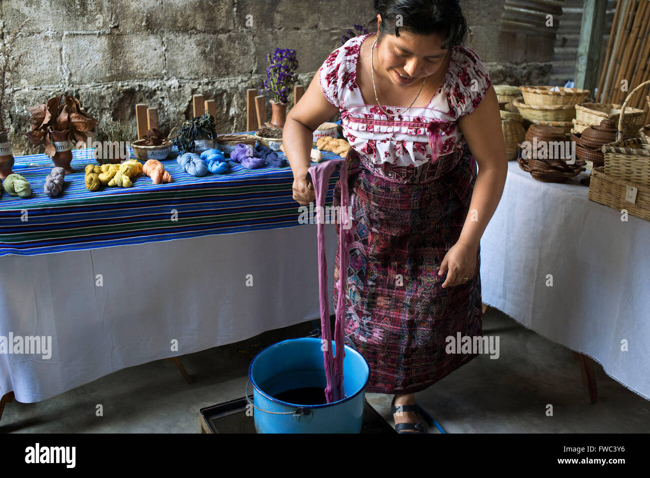 Una donna Maya utilizzare coloranti naturali a tessuti di colore. Ixoq comunity Ajkeem, San Juan La Laguna, Sololá, Guatemala. Santiago Atitlan, Foto Stock