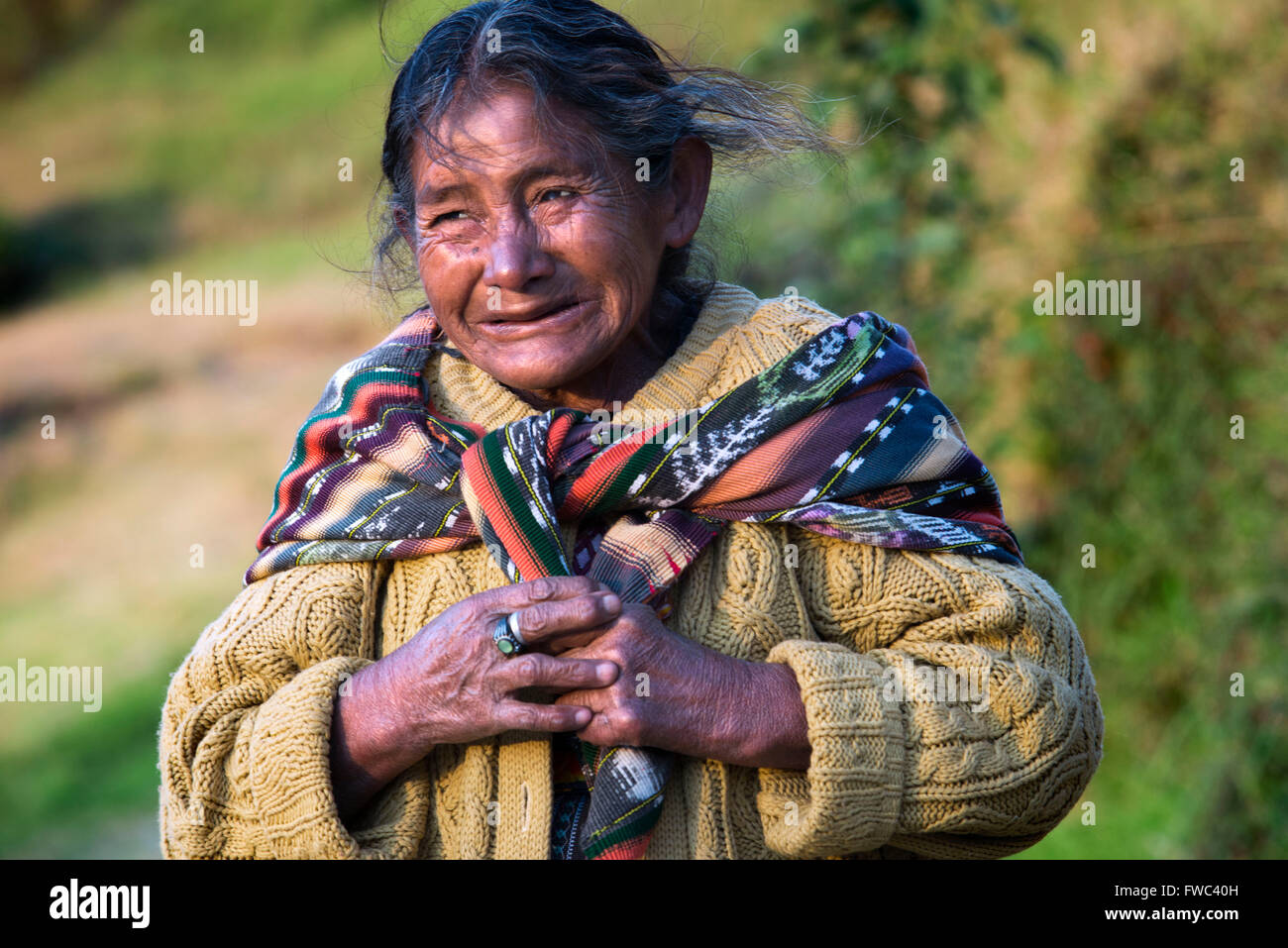 Anziana donna Maya Guatemala a piedi. Maya donna che indossa abiti tradizionali in montagna vicino a Città del Guatemala. Foto Stock