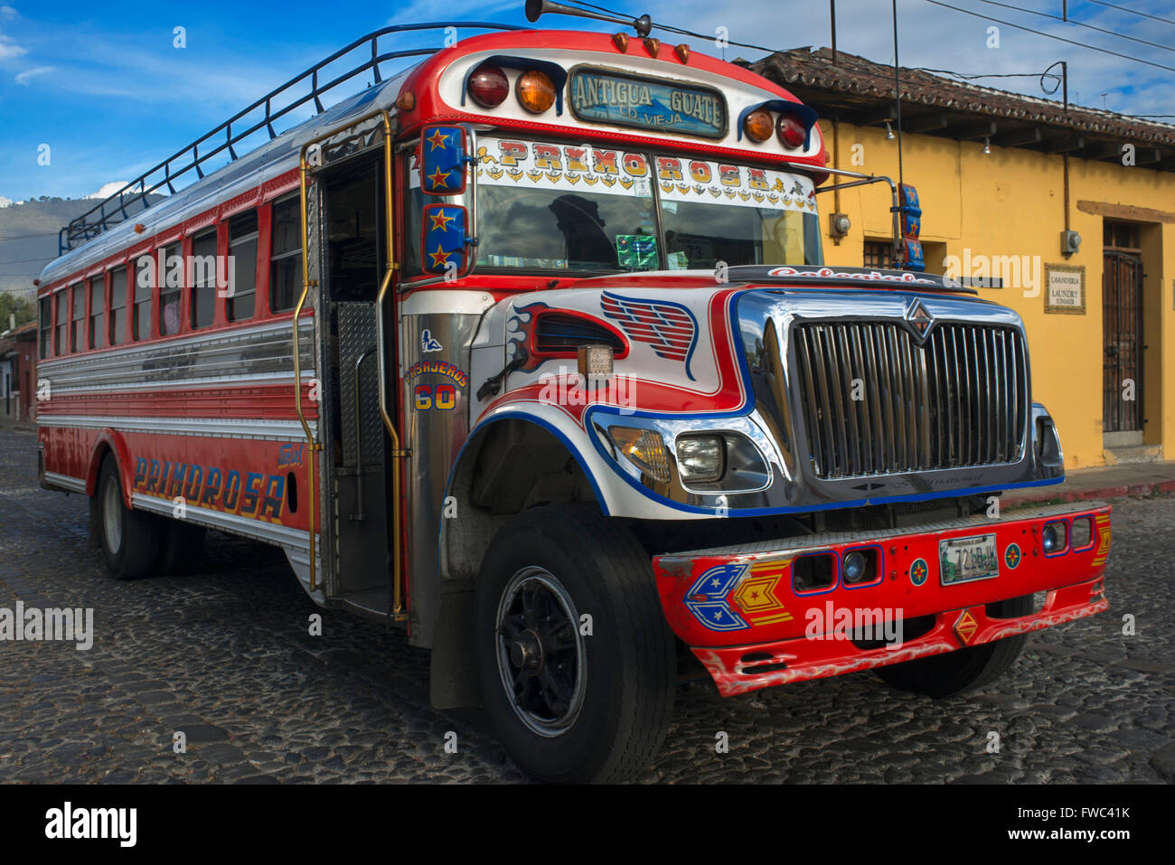Bus di pollo, Antigua, Guatemala, America centrale. Antigua, tipico colorato e decorato in autobus. Foto Stock