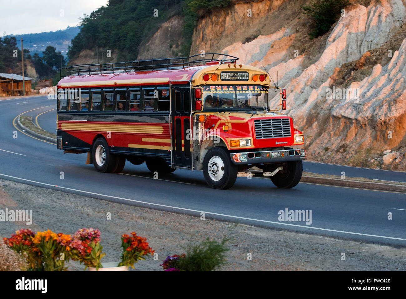 Bus di pollo, Guatemala a quiche, Chichicastenango, America centrale, Guatemala. Tipico colorato e decorato in autobus Foto Stock