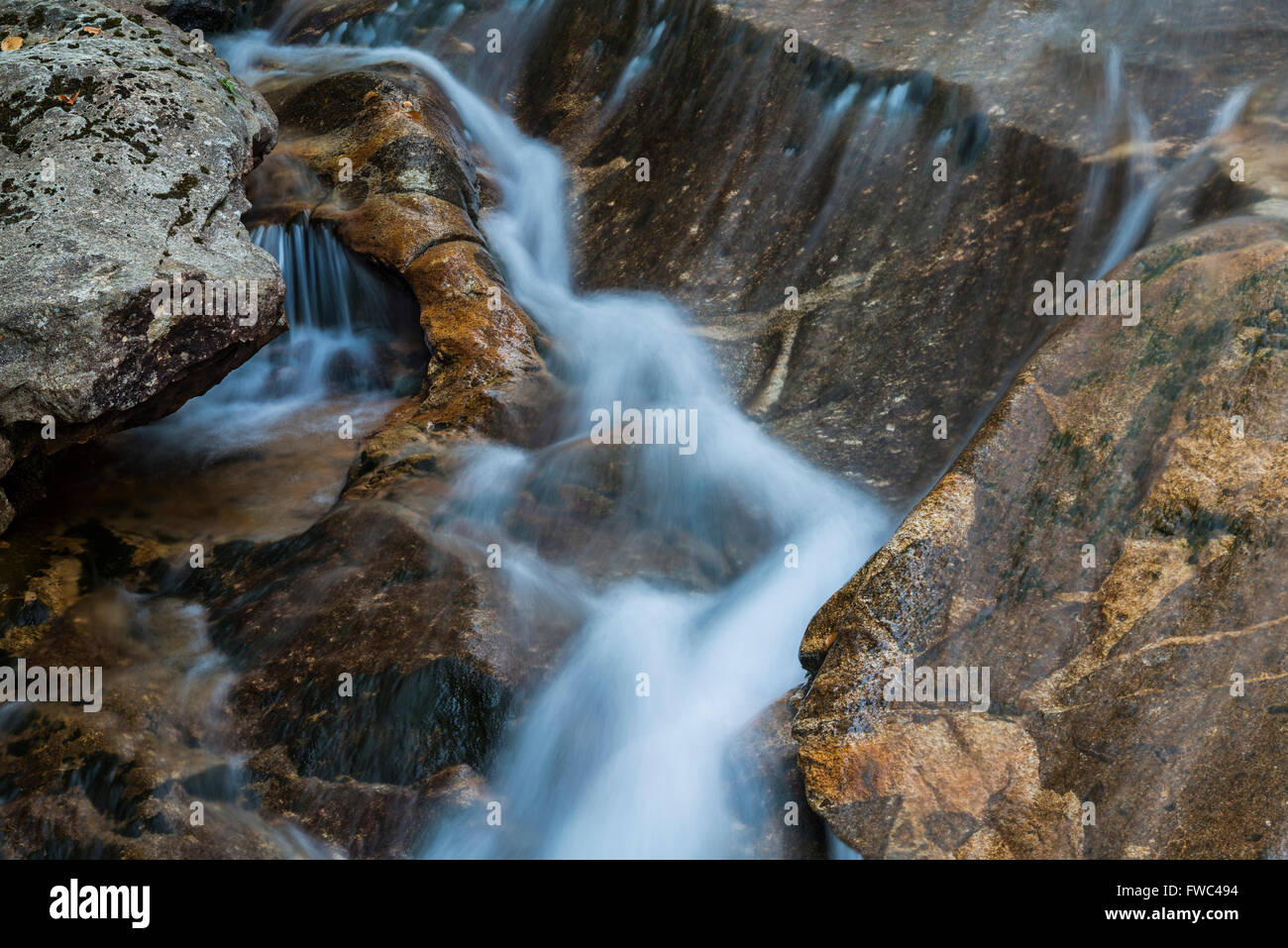 Le acque del fiume Pemigewasset correre attraverso la Franconia Notch stato parco nei pressi del bacino, Grafton Co., NH Foto Stock