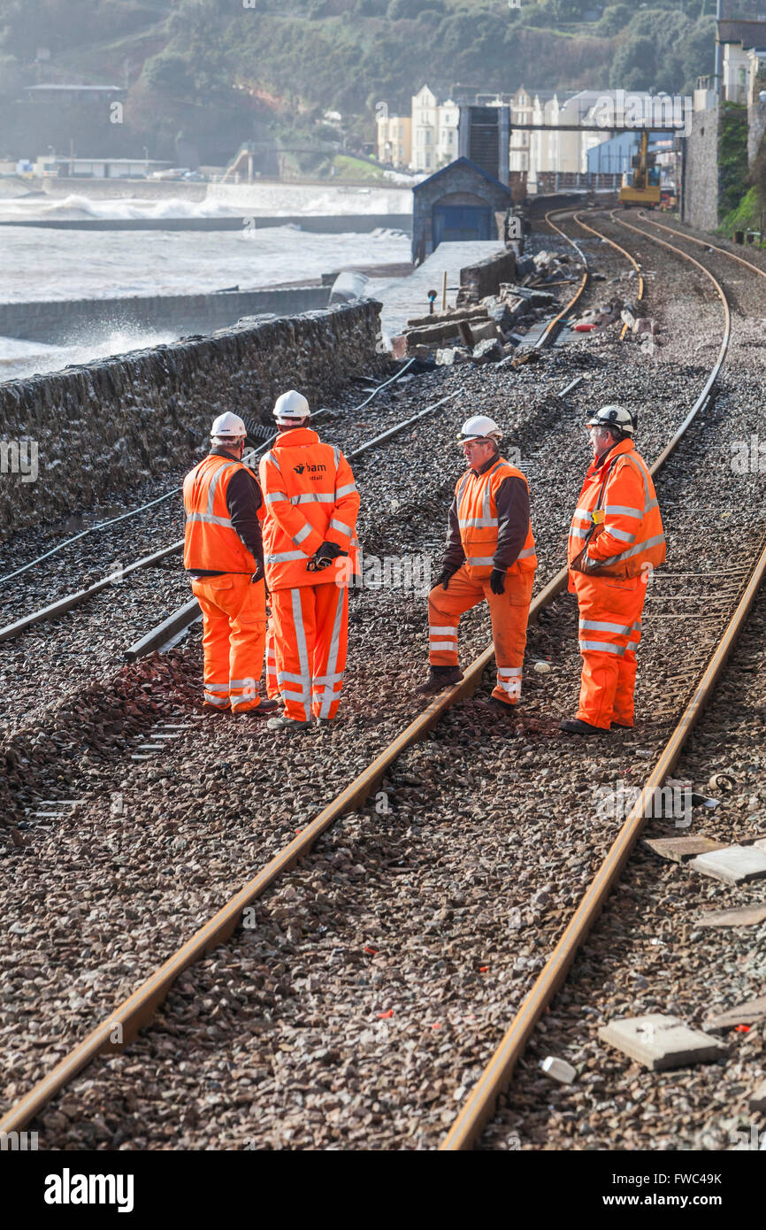 08/02/14 la guida della rete Dawlish - opere di riparazione continuare nonostante alte maree e tempeste Foto Stock