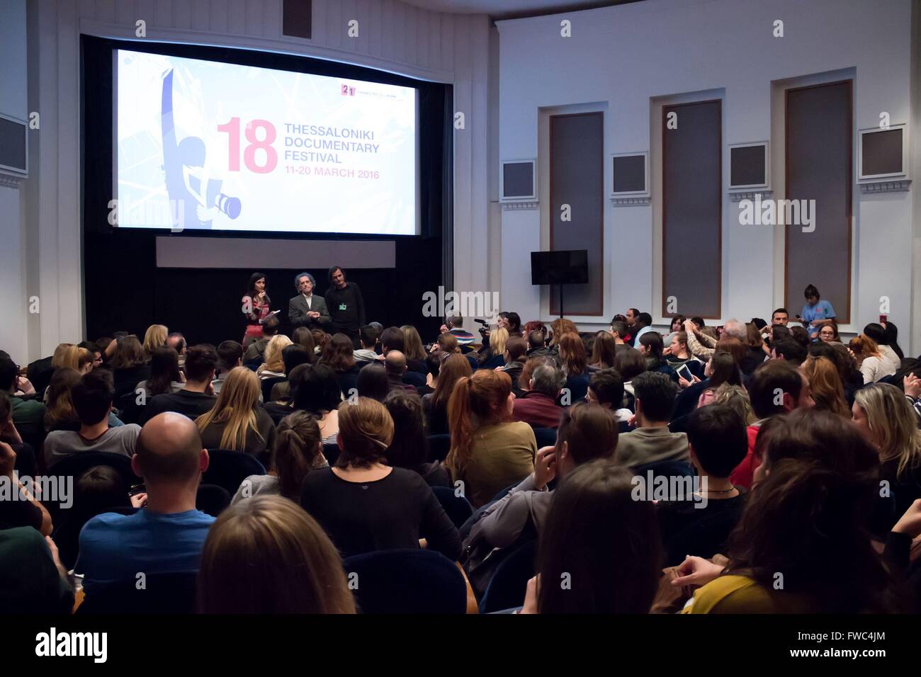 Olympion Cinema.Gli appassionati di cinema che frequentano la discussione con il regista Morteza Jafari. Xviii festival internazionale del film di Salonicco, Grecia Foto Stock