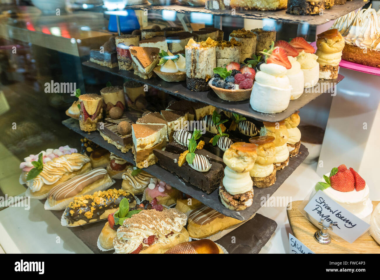 Varie freschi dessert sul display in un ristorante. Foto Stock