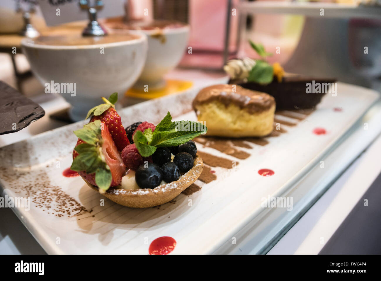 Piastra con una selezione di tre dessert sul display in un ristorante. Foto Stock