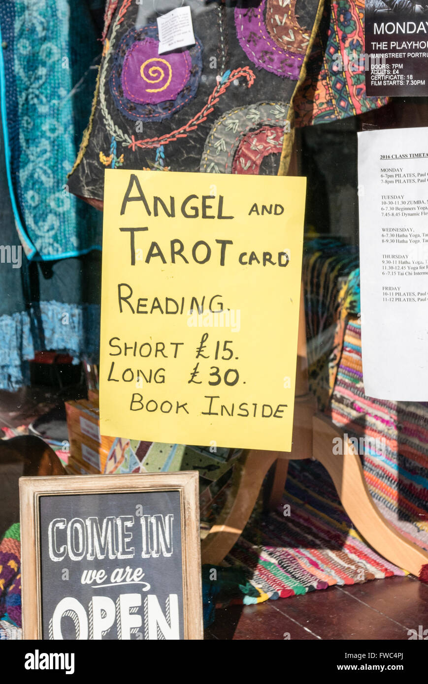 Segno pubblicità Angelo e carta dei Tarocchi letture nella vetrina di un negozio di vendita new-age e prodotti spirituali. Foto Stock