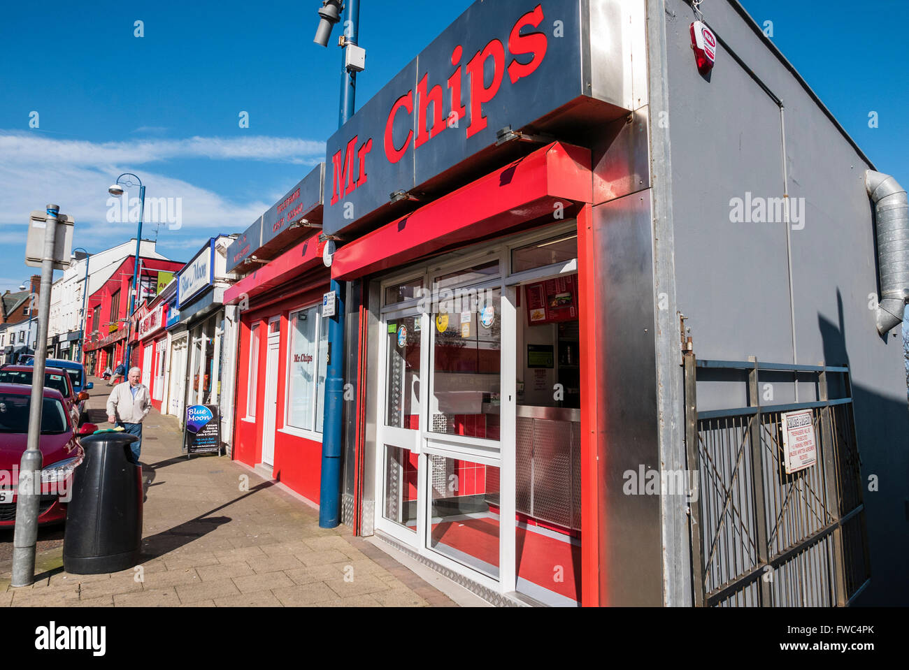 'Mr Chips" chip shop in una strada nella località balneare di Portrush, Irlanda del Nord Foto Stock