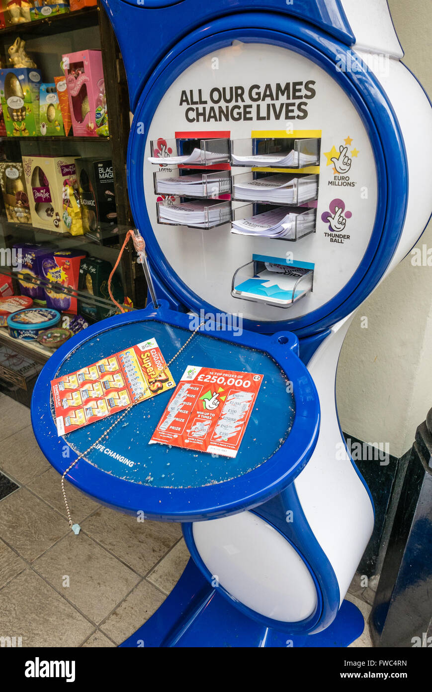 UK National Lottery Ticket Desk in un angolo shop Foto Stock