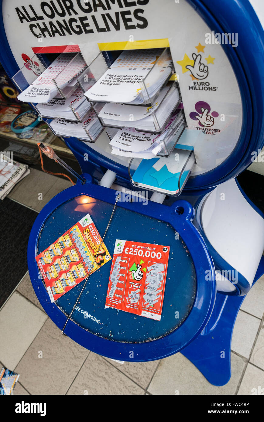 UK National Lottery Ticket Desk in un angolo shop Foto Stock