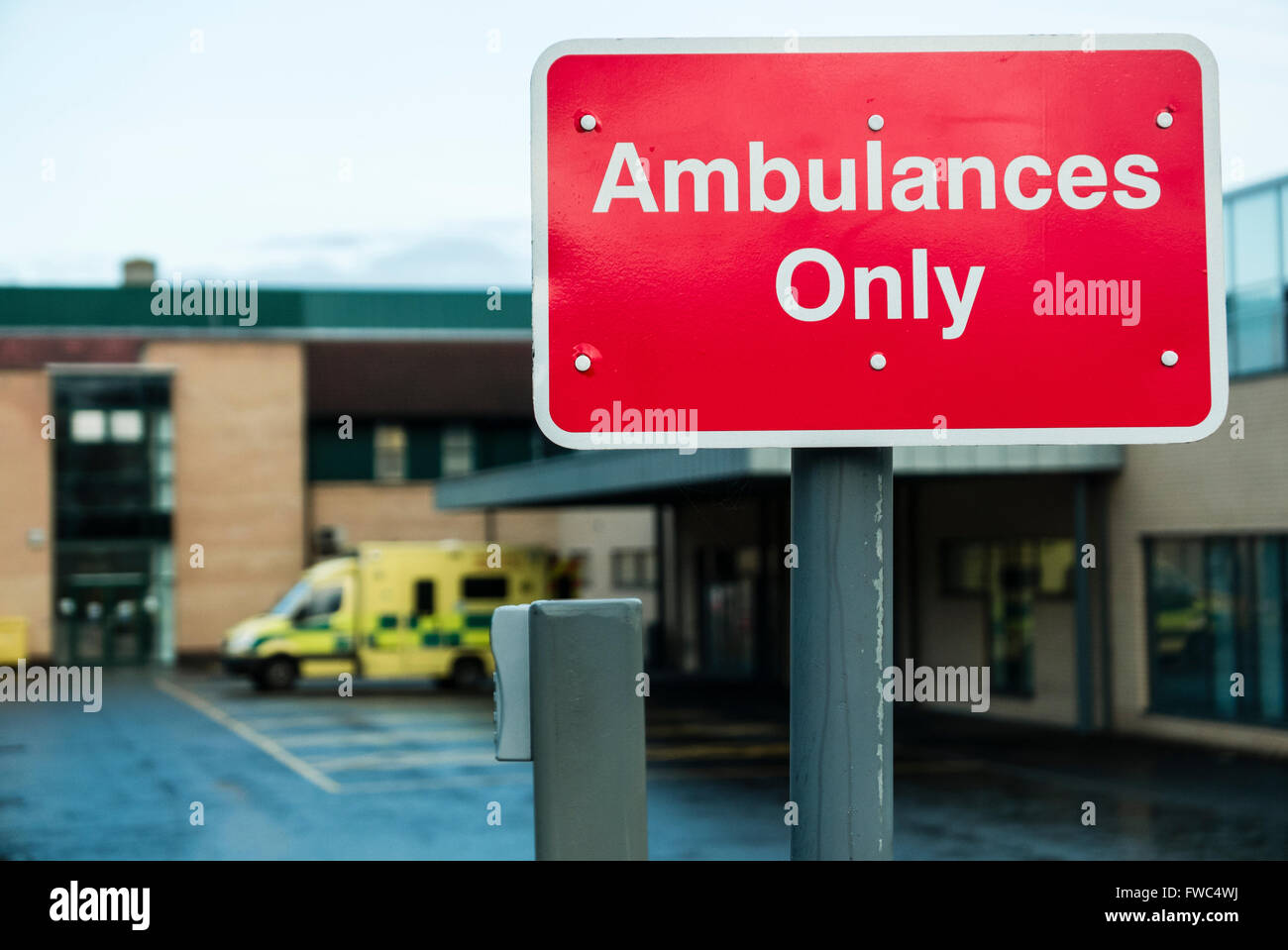 Cartello in un ospedale di incidente e di segnalazione di emergenza gli automobilisti che solo le ambulanze sono consentiti Foto Stock