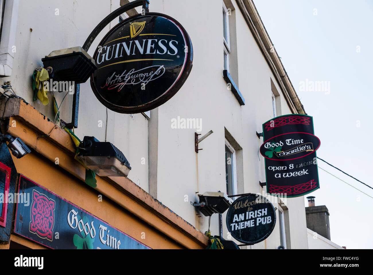 Cartello fuori " buon tempo Charlie's" a tema Irlandese pub e night club, la pubblicità che si è aperta 8 notti a settimana Foto Stock