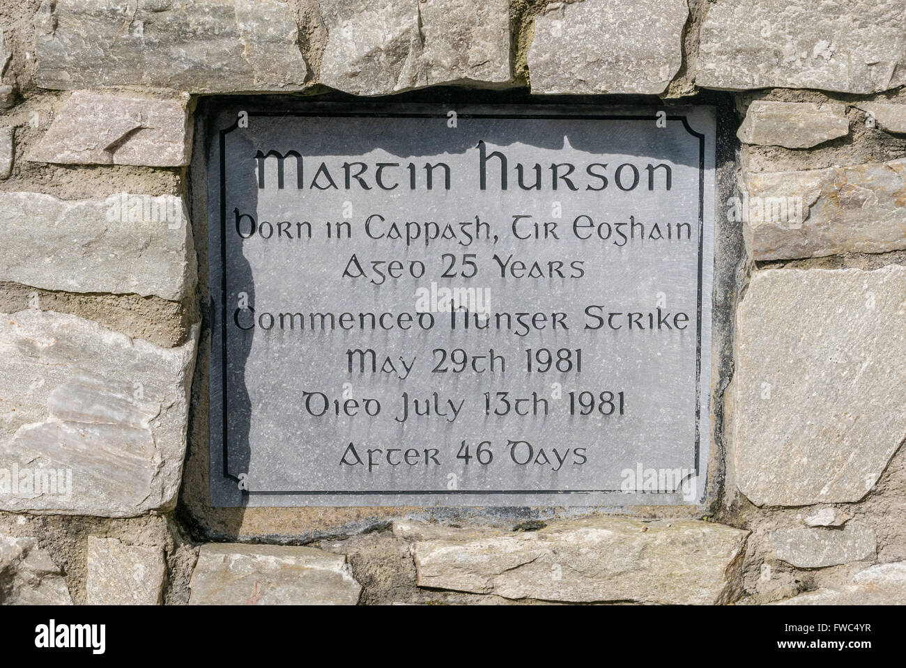 Lapide in un giardino di ricordo per il 1981 repubblicana irlandese scioperante della fame Martin Hurson Foto Stock