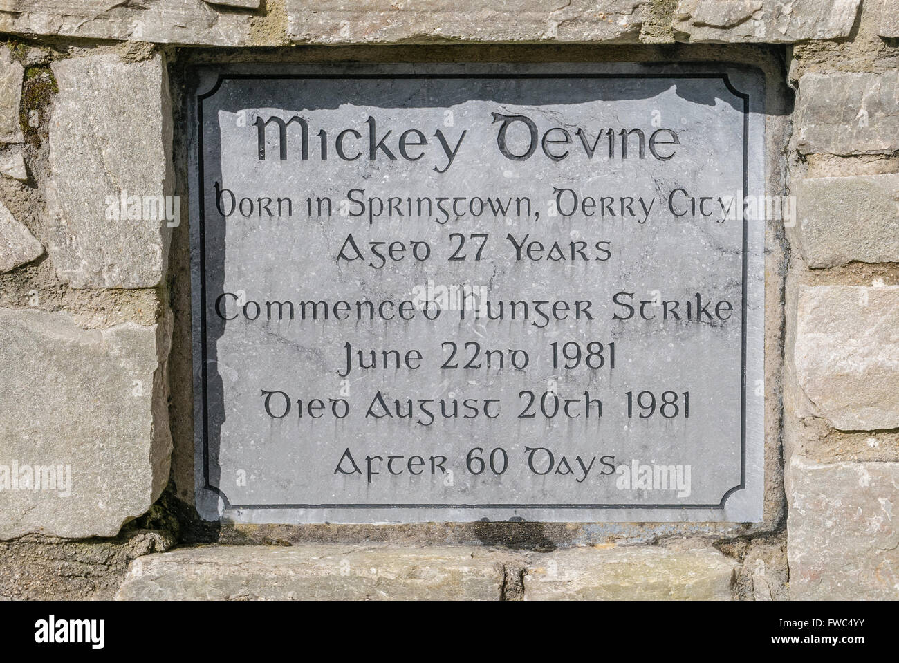 Lapide in un giardino di ricordo per il 1981 repubblicana irlandese scioperante della fame Mickey Devine Foto Stock