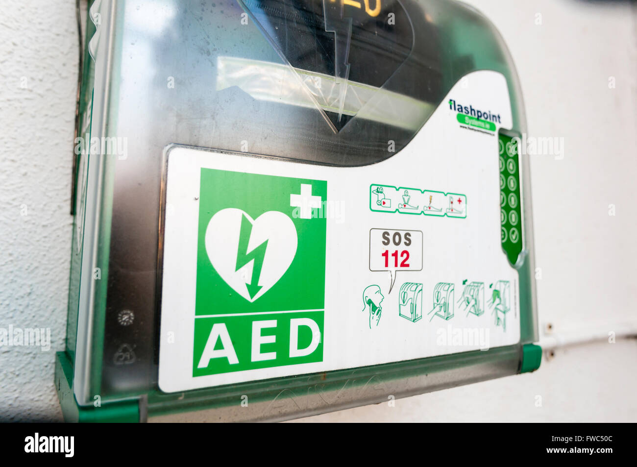 Il defibrillatore semiautomatico esterno (AED) all'interno di una custodia con un codice di blocco per impedire la rimozione non autorizzata. Foto Stock