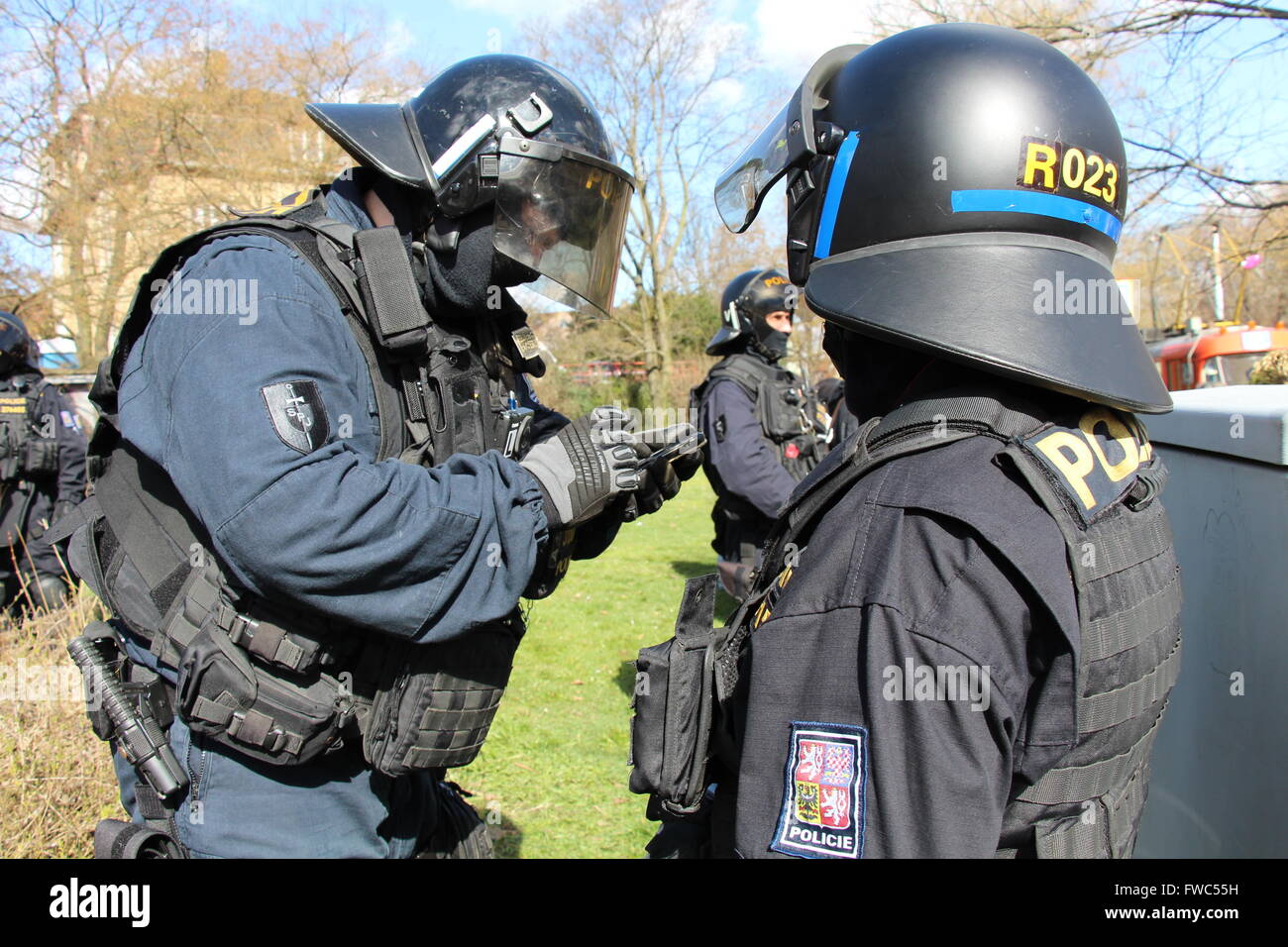Ceca la polizia antisommossa erano in servizio sui Badeniho Street vicino Chodkova, dovuta al Presidente Xi Jinping la visita ufficiale a Praga Foto Stock