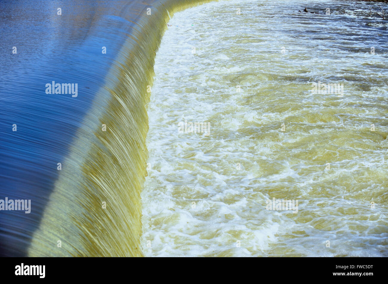 Correndo acqua versa su un Fox River dam in un turbinio di attività. South Elgin, Illinois, Stati Uniti d'America. Foto Stock