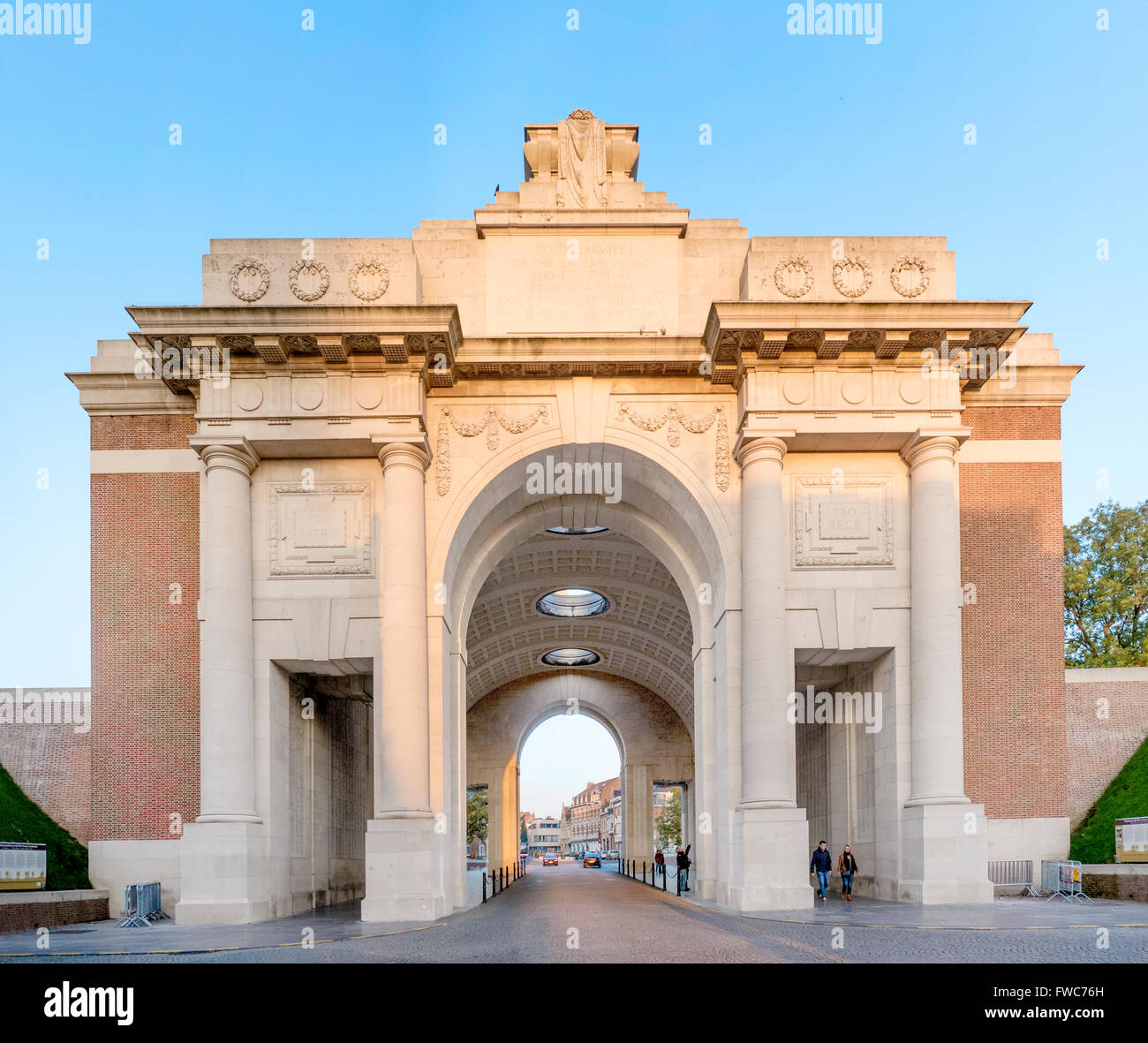 La Menin Gate Memorial è stato progettato da Sir Reginald Blomfield Ypres, Belgio. Foto Stock