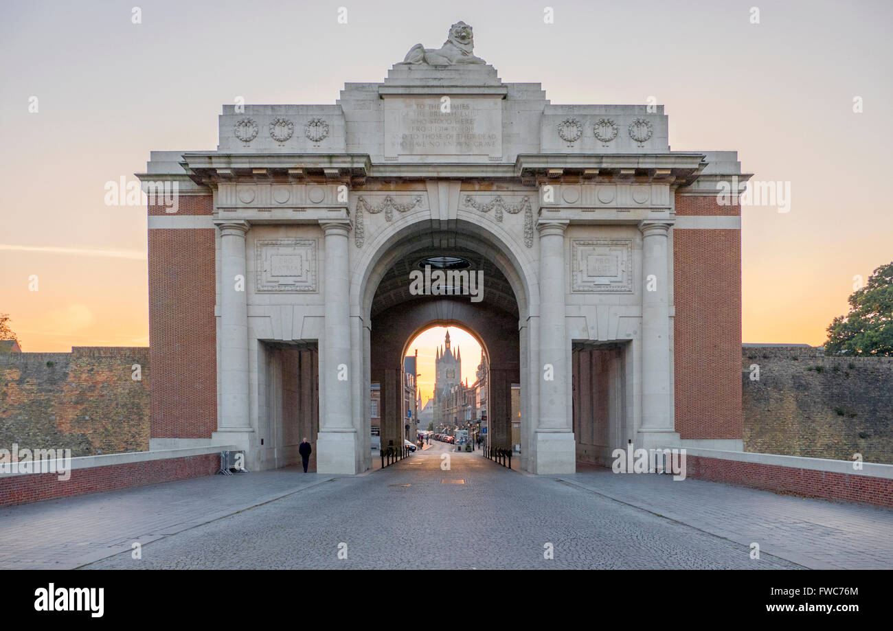 La Menin Gate Memorial è stato progettato da Sir Reginald Blomfield Ypres, Belgio. Foto Stock