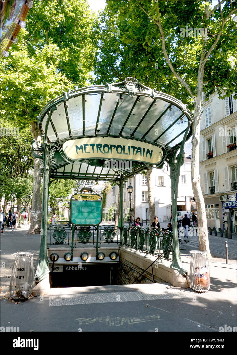 Un baldacchino conservato Art Nouveau entrata della metropolitana progettato da Hector Guimard, Place des Abbesses, Montmartre, Paris, Francia. Foto Stock