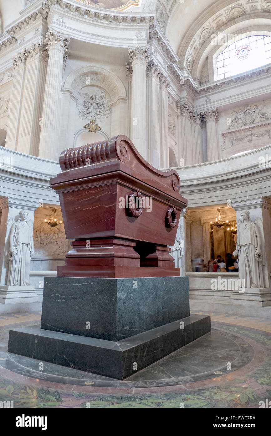 Tomba di Napoleone Bonaparte (1769-1821) a Les Invalides, Parigi, Francia. Foto Stock