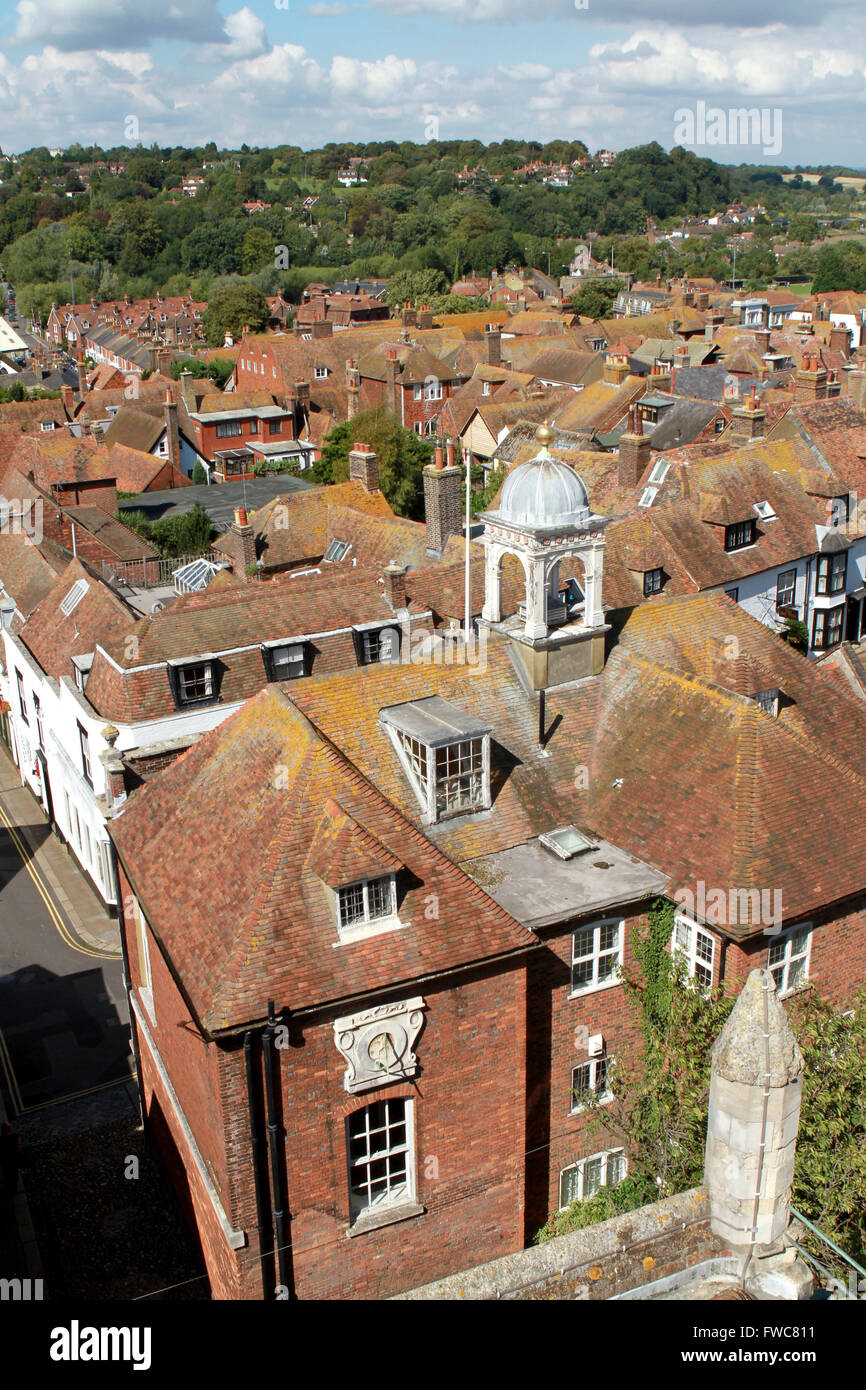 Vista dalla Torre della chiesa di Santa Maria Vergine. La segala consiglio comunale edificio in primo piano. Segale, East Sussex, Gran Bretagna. Foto Stock