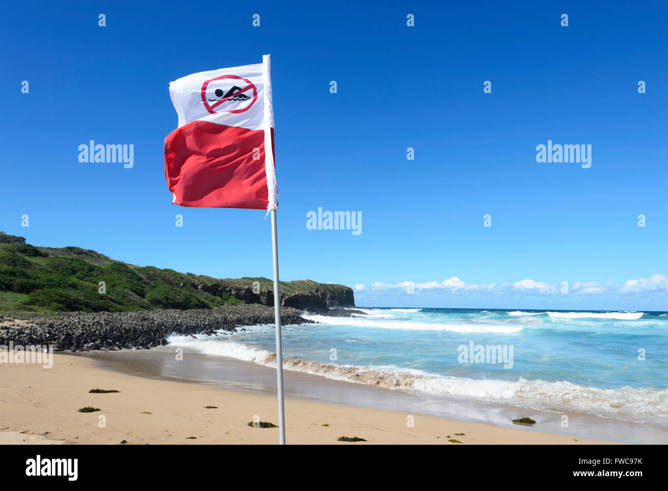 Nessuna bandiera di nuoto, Spiaggia chiusa dopo un attacco di squalo, Bombo Beach, Kiama, Illawarra Costa, Nuovo Galles del Sud, NSW, Australia Foto Stock