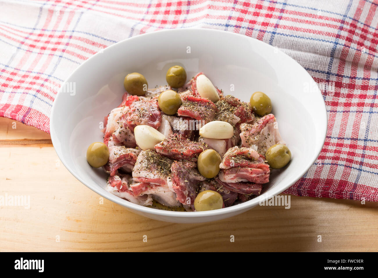 Marinata di stufato di agnello con herbes de Provence, aglio e olive Foto Stock