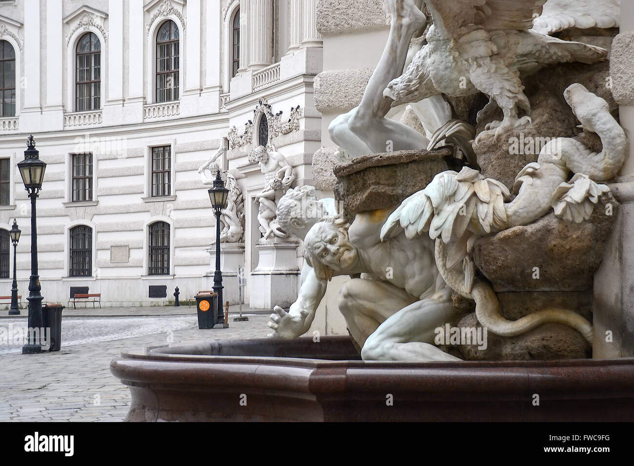 Potere sulla terra fontana al Michaelerplatz a Vienna Foto Stock