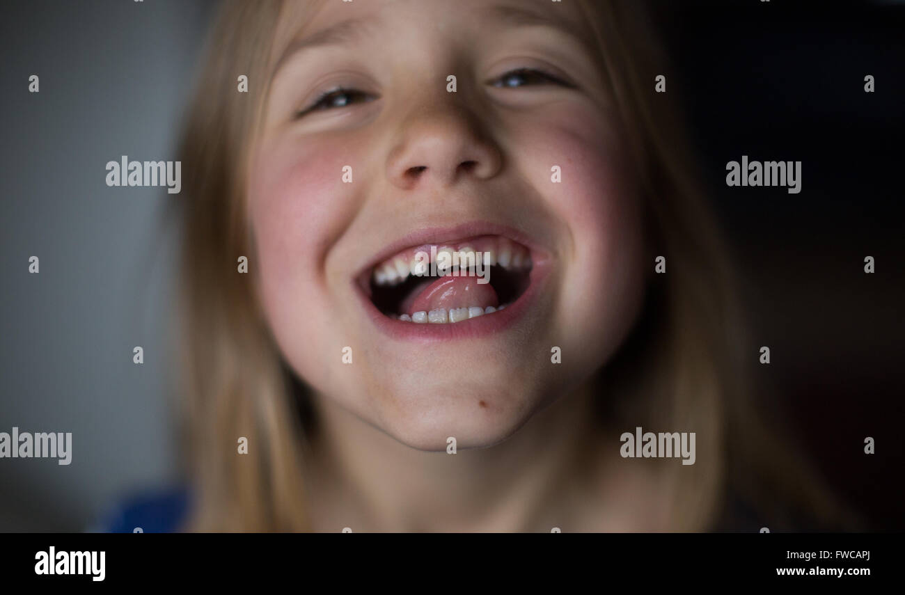 Un 7-anno-vecchia ragazza mostra il suo denti allentato Foto Stock