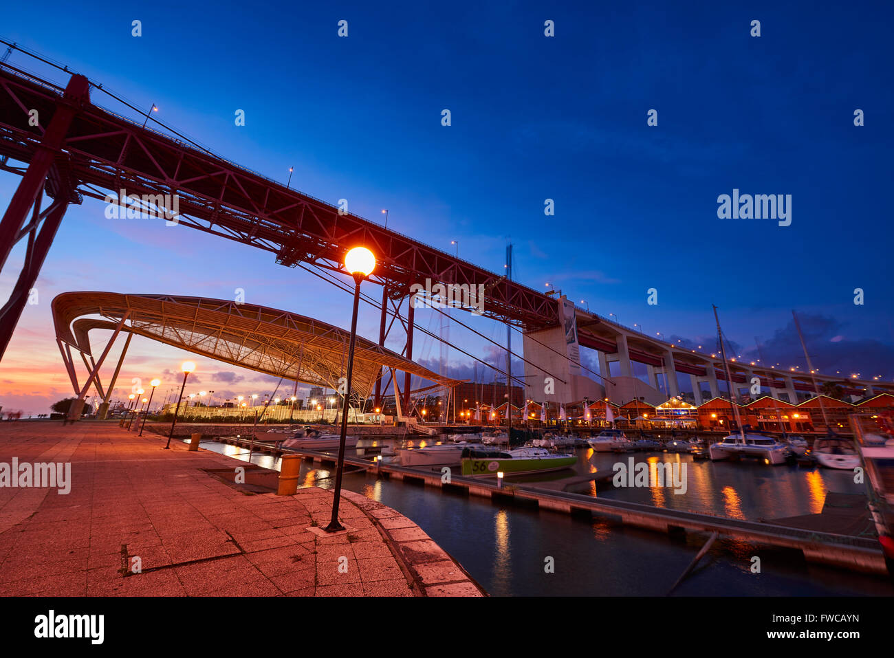 Il 25 aprile del ponte sul fiume Tago a Lisbona, Portogallo Foto Stock