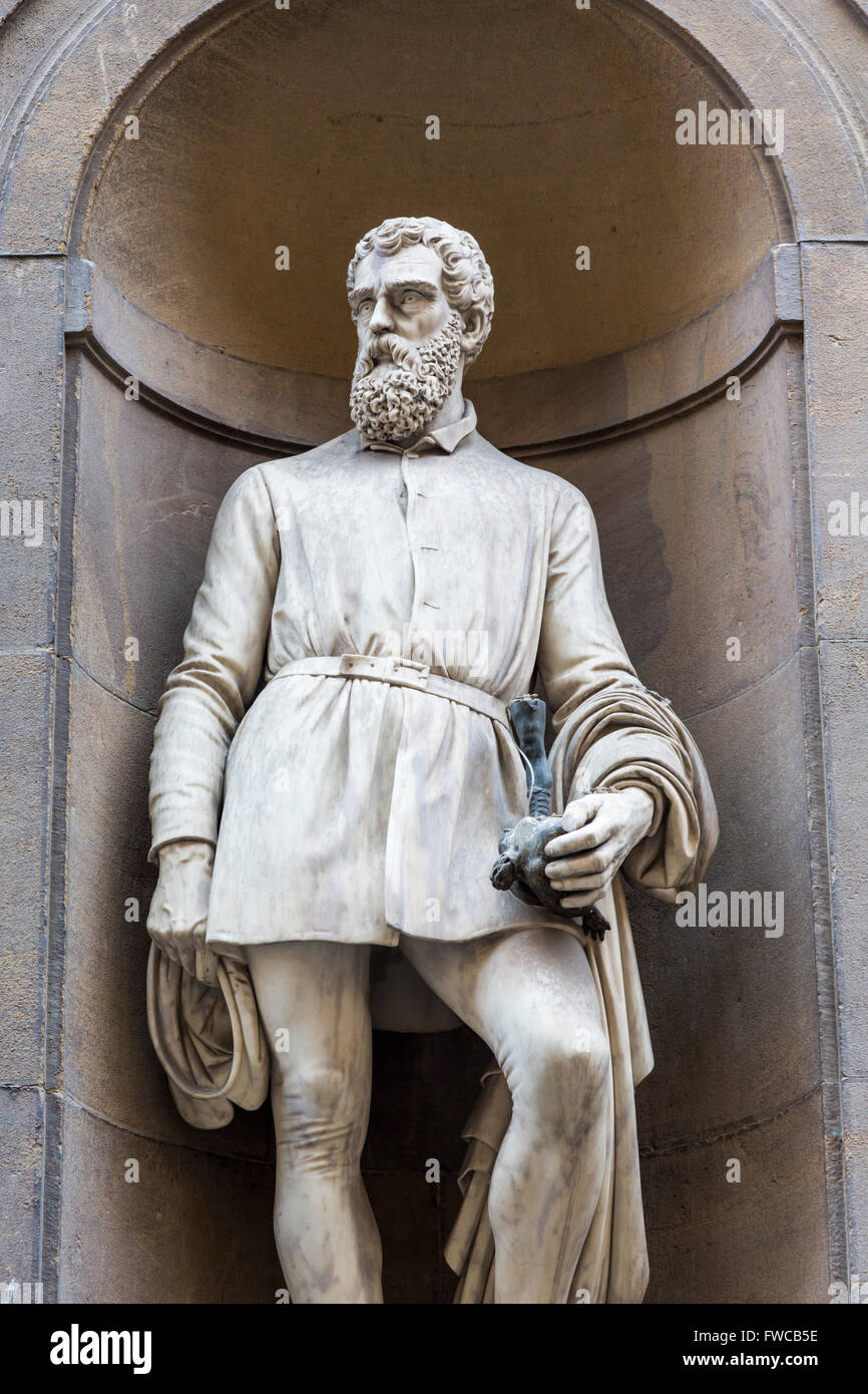 Firenze, Provincia di Firenze, Toscana, Italia. Statua di orafo fiorentino, scultore e artista Benvenuto Cellini, 1500-1571 Foto Stock