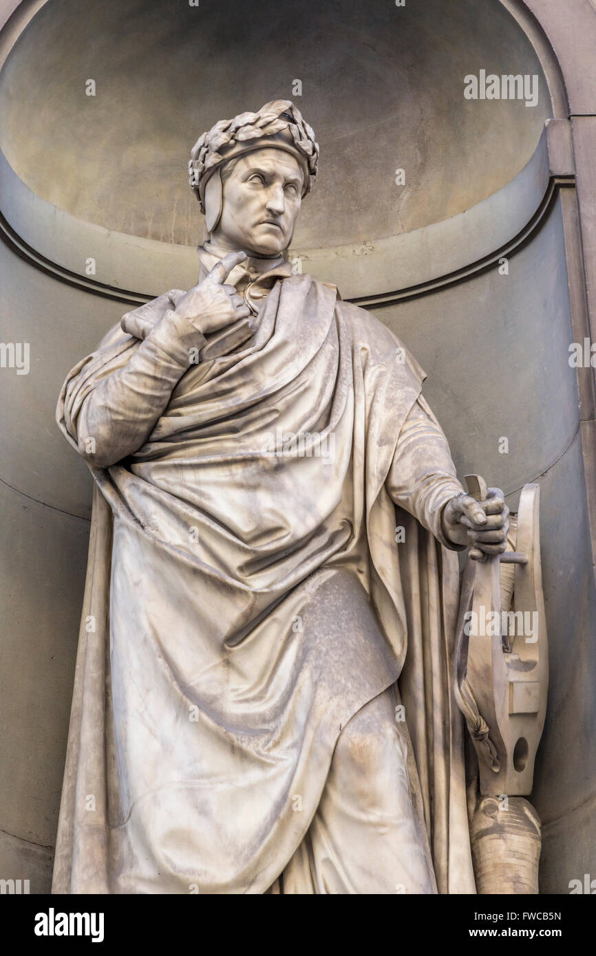Firenze, Provincia di Firenze, Toscana, Italia. Statua nel piazzale degli Uffizi del poeta fiorentino Dante Foto Stock