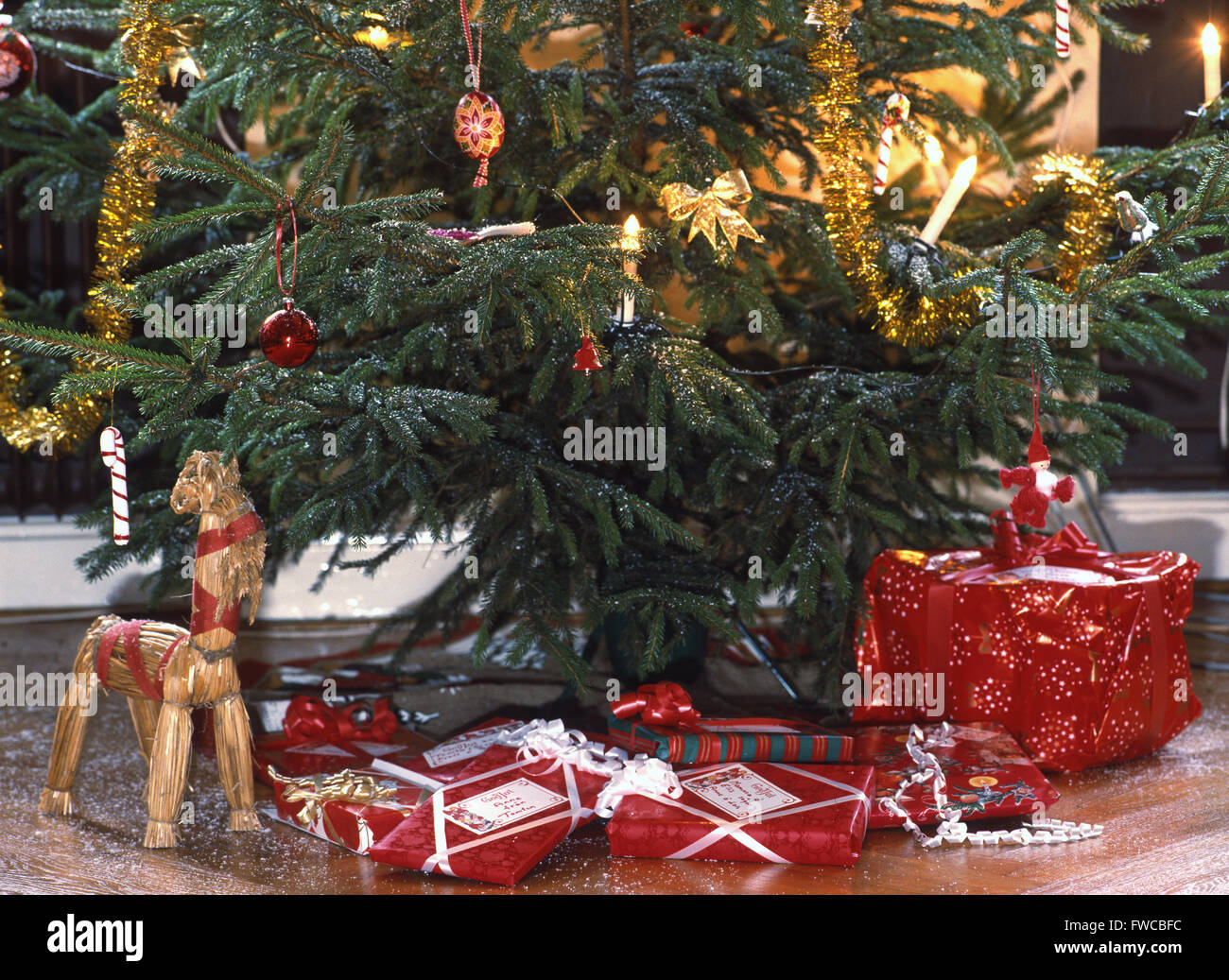 Regali di Natale sotto l albero di Natale Foto Stock