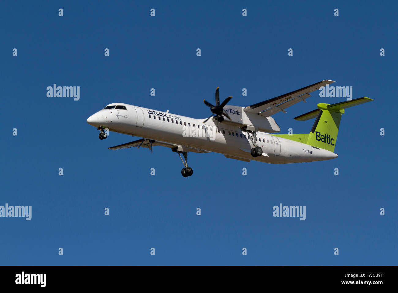 AirBaltic, Bombardier Dash 8 Q400, Yl-BAF, volo BT135 sull approccio finale all'Aeroporto di Kastrup, Cph, copenaghen, La Danimarca da Riga Foto Stock