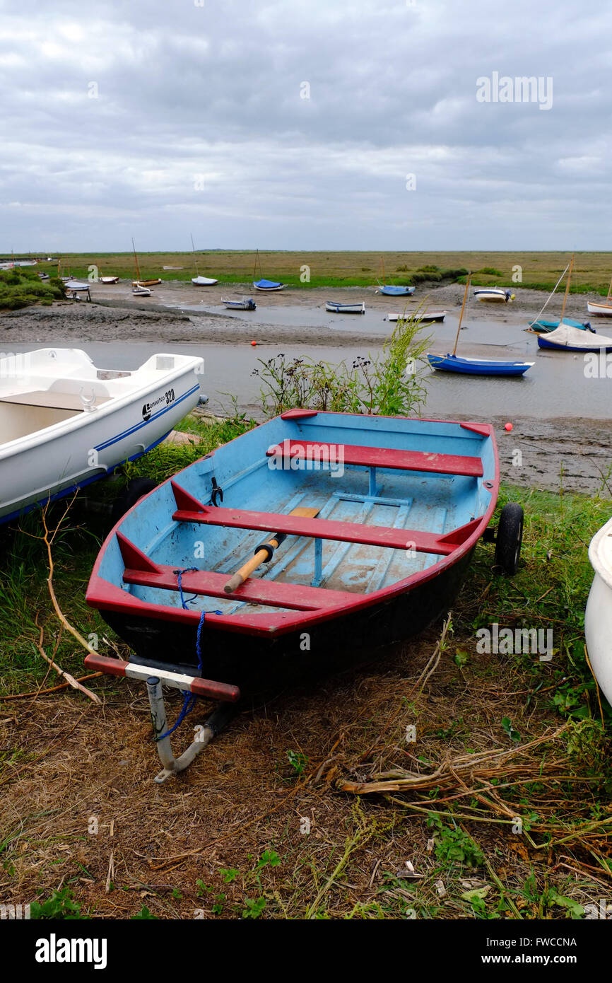 Vecchia barca a remi a Burham Overy Staithe in Norfolk, Inghilterra, Regno Unito. Foto Stock