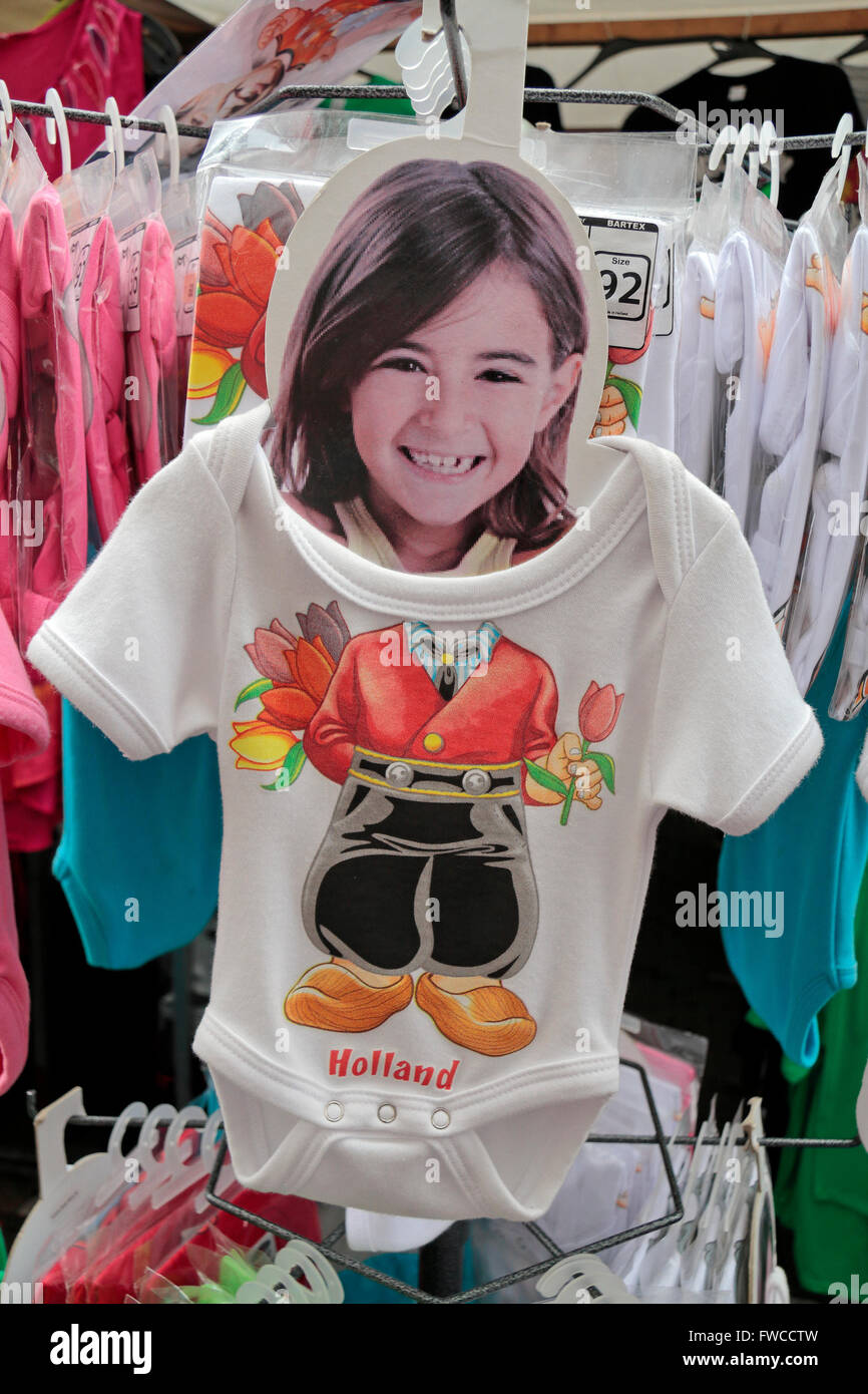 Divertenti baby crescere su un souvenir olandesi stallo in Amsterdam, Paesi Bassi. Foto Stock