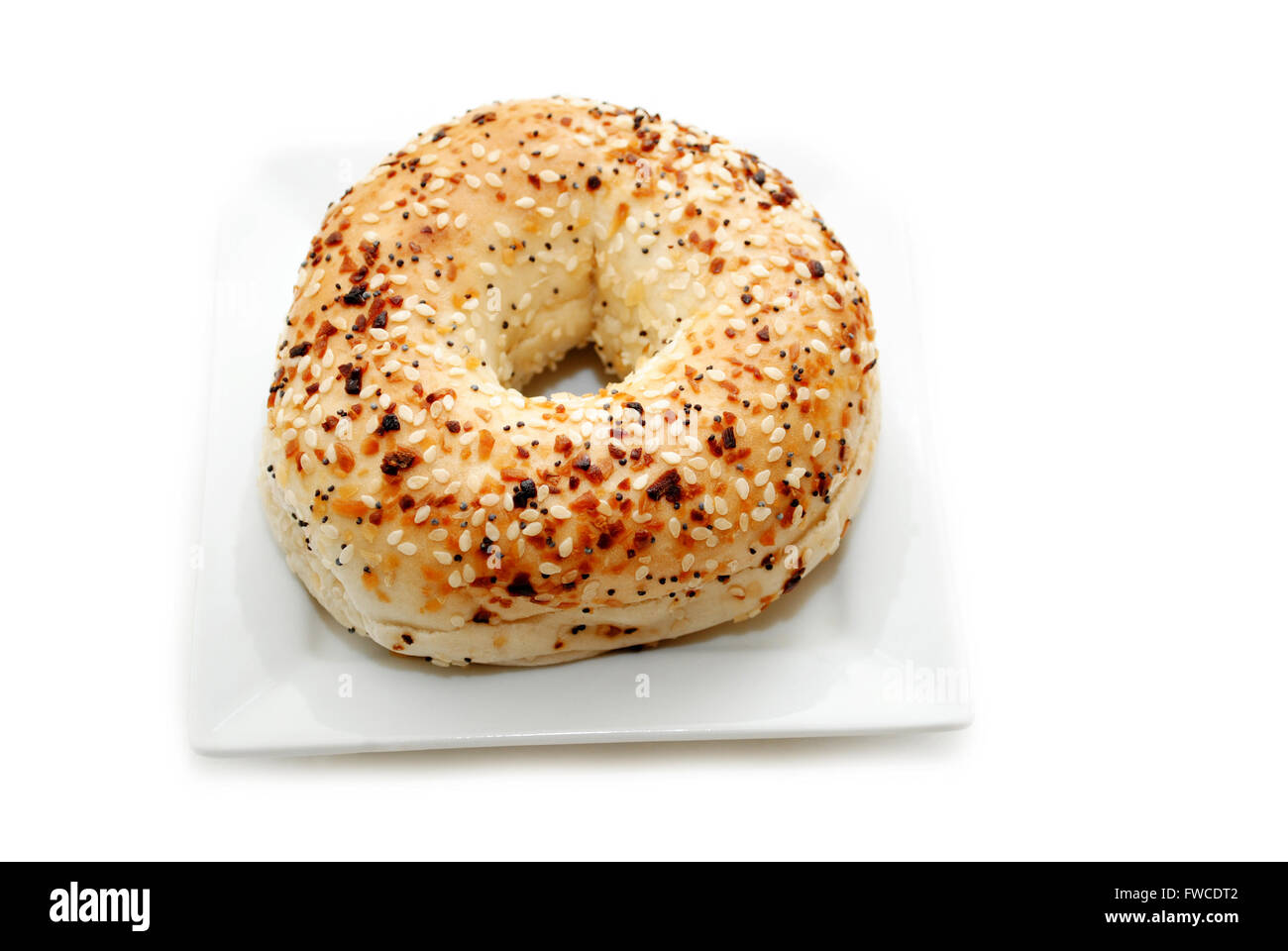 Un intero Multigrain Bagel coperto con vari condimenti Foto Stock