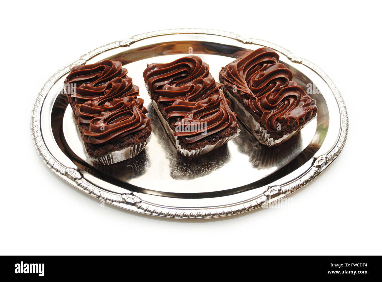 Tre brownie gourmet servita su un piatto d argento Foto Stock
