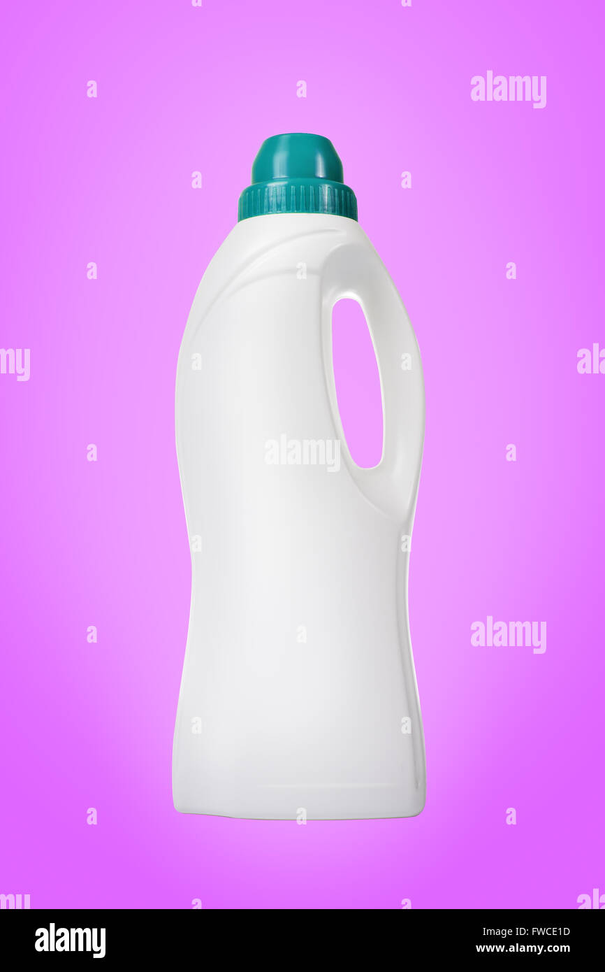 Ammorbidente in bottiglia di plastica bianca isolata su sfondo rosa. Bottiglia di liquido detergente per lavanderia, agente di pulizia, Leach o Fab Foto Stock