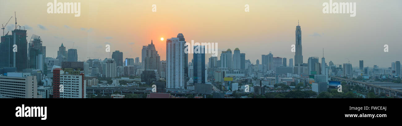 Ampio panorama di Bangkok al tramonto Foto Stock