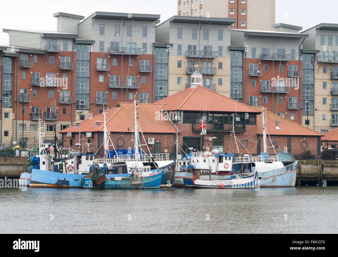 Le navi da pesca ormeggiate a Sunderland pesce molo sul fiume usura, North East England, Regno Unito Foto Stock